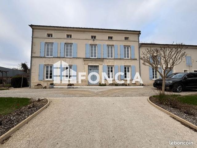 MAISON CHARENTAISE DE 201 M2 PARCELLE 993m2 PISCINE