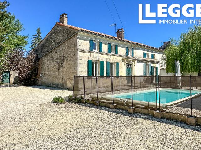 Maison charentaise de 6 chambres, piscine chauffée & panneaux solaires. * DPE B * Proche de Cognac