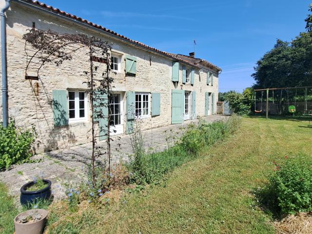 Maison charentaise de caractère 185 m2 5 à 6 chambres Jardin, garage et dépendance