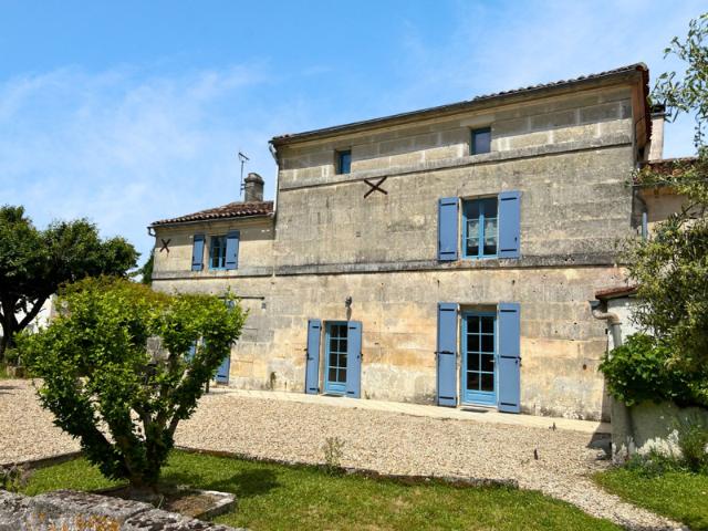 MAISON CHARENTAISE de charme avec jardin à vendre Secteur