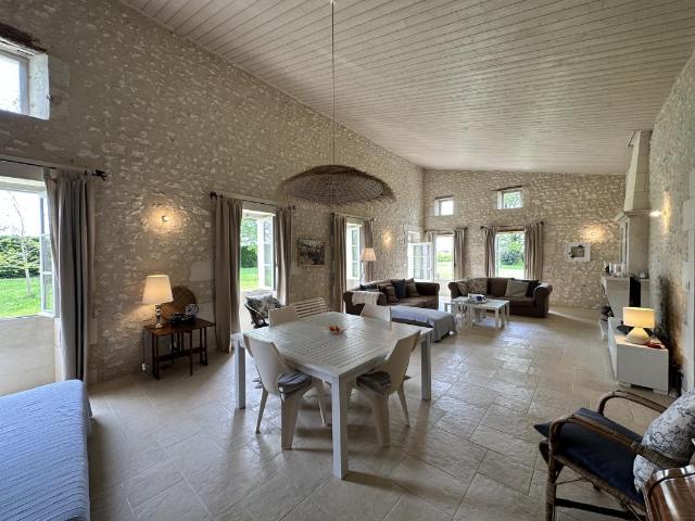 Maison charentaise de plain pied de 171 m2, sur un terrain d
