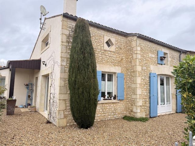 Maison Charentaise en parfait état avec logement annexe et j. 147m² Montpellier de Médillan