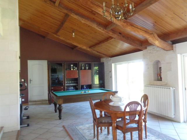 Maison charentaise en pierre rénovée – 163 m² habitables – Saint Ciers du Taillon 17240