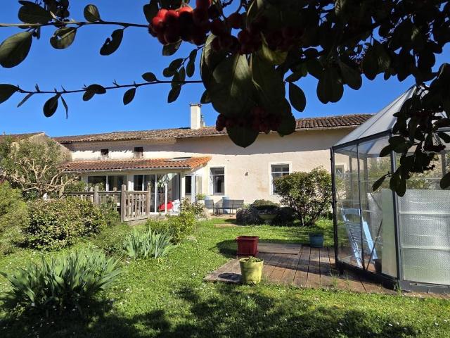 Maison charentaise plain pied, 2 chambres, garage, jardin