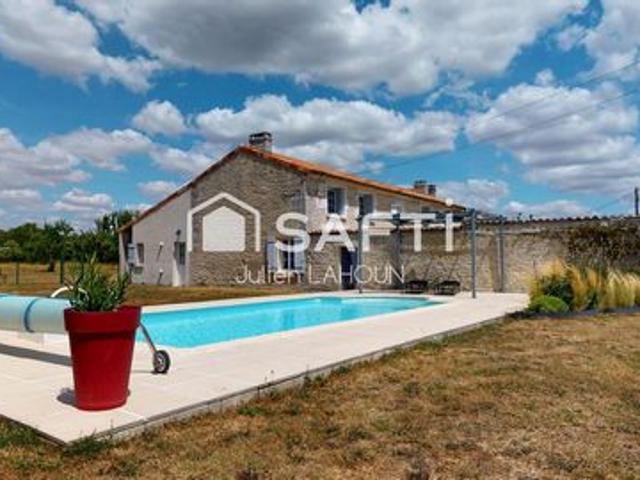 Maison charentaise rénovée avec piscine et dépendances