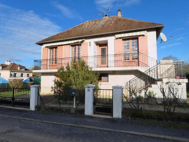 Maison Cherveix Cubas 90 m2 / sous sol / studio / jardin 1000m²
