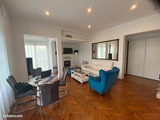 Maison climatisée avec, 1 salon /SAM, 1 cuisine indépendante,3 chambres avec 3 SDD et 3 WC, + 1 WC indépendant, 1 carport, 1 atelier, terrain