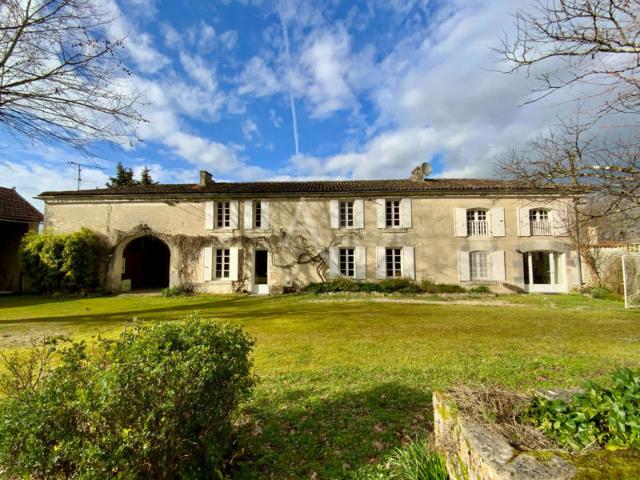 Maison Criteuil La Magdeleine 340 m2