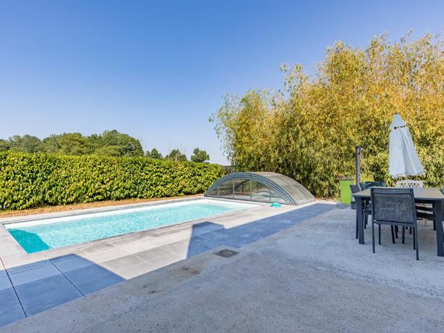 Maison Cugand 5 P. 4 Chs. 121.69 M². T 1276 M². Piscine avec abri. Garages. Terrasse
