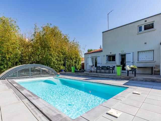 Maison Cugand 5 P. 4 Chs. 121.69 M². T 1276 M². Piscine avec abri. Garages. Terrasse