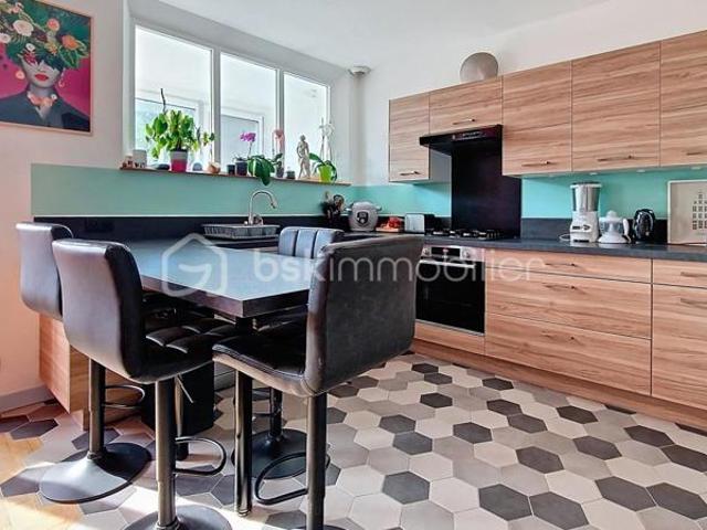 MAISON à 2 pas de la mairie dans un cadre calme et verdoyant
