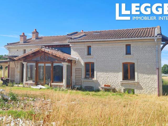 Maison à terminer construction moderne solide enveloppe complète avec façades en tuffeau, studio habitable