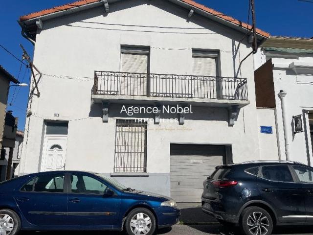 Maison à vendre 3 chambres garage et cave, porche du centr