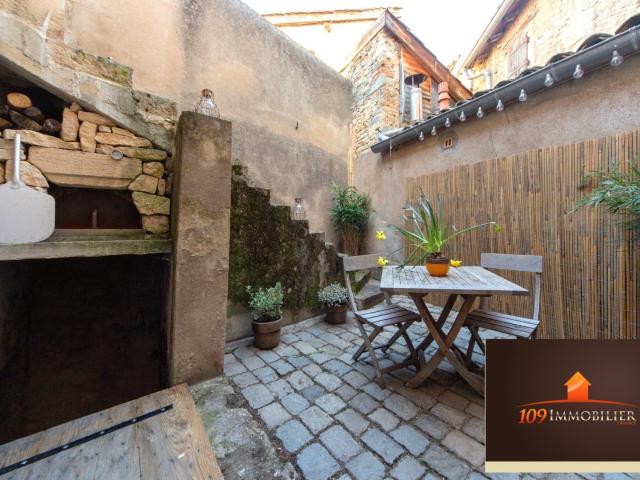 EMPLACEMENT IDEAL POUR CETTE CHARMANTE MAISON DE VILLAGE RENOVEE