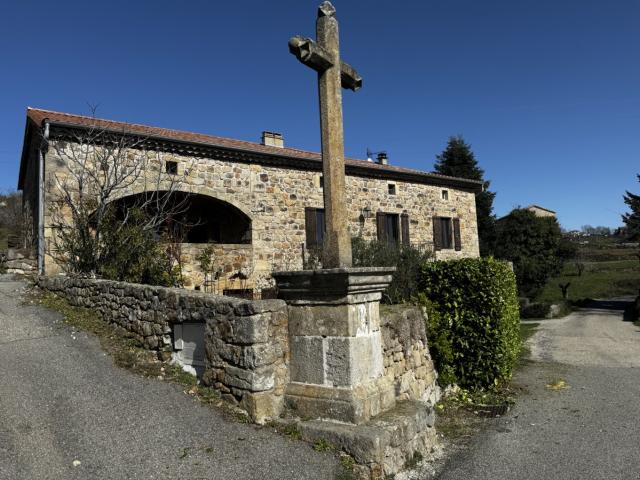 Maison de Village Ardéchoise en Pierre avec 6 000 m2 de Terr
