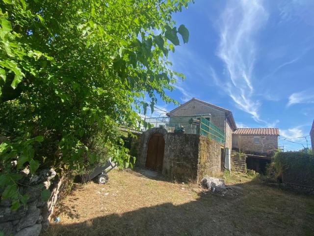 À Vendre: Charmante Maison en Pierre à Rénover dans un Hameau P