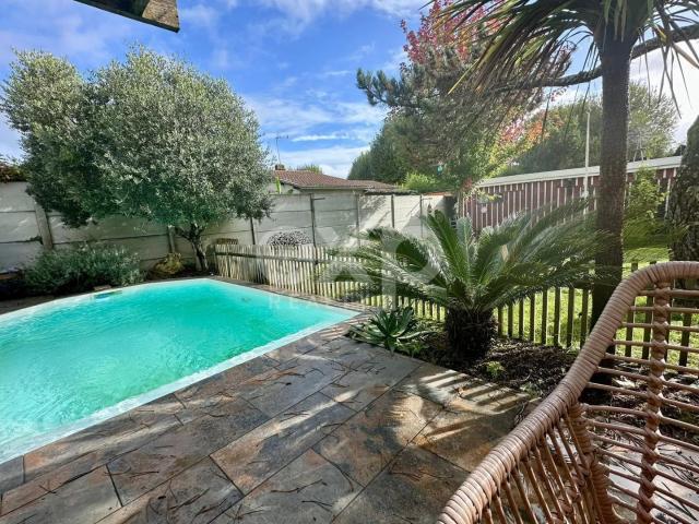 En Exclusivité ! Maison Familiale avec Piscine et Potentiel d'Ag