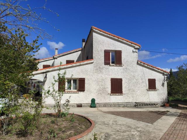 Maison accompagnée de 2 appartements loués