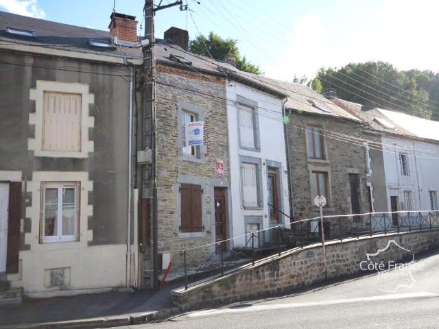 FUMAY Sur la place Maison à rénover