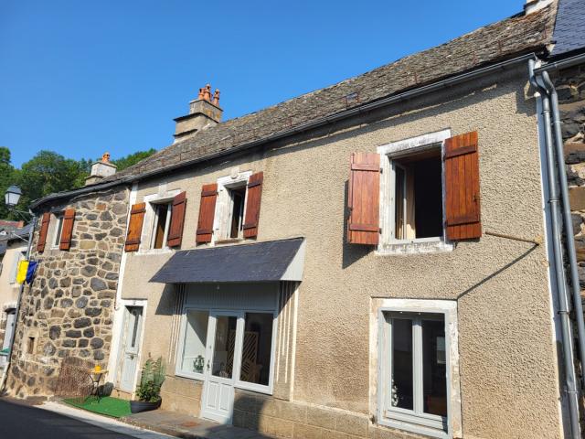 Maison de bourg avec sa tour en pierres