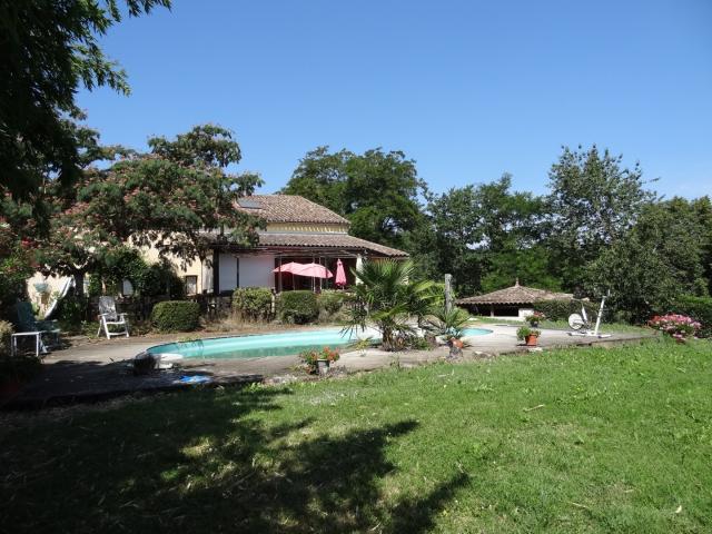 Maison d'habitation à vendre avec deux gîtes et piscine