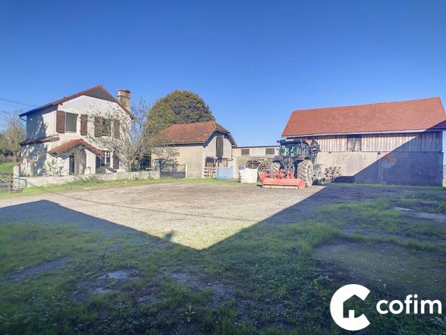 CORPS DE FERME AVEC PETITE MAISON ET NOMBREUSES DEPENDANCES EN B