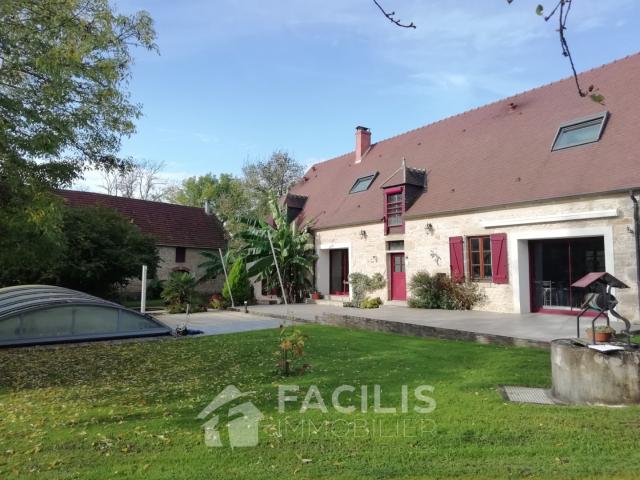Corps de ferme avec 600m2 de dépendances et maison type F7