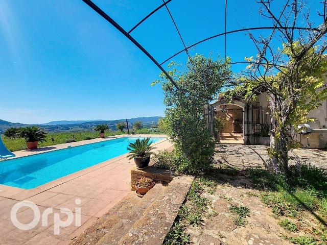 Maison à Vendre 200 m2 sur 18 000 m2 de terrain avec piscine 83
