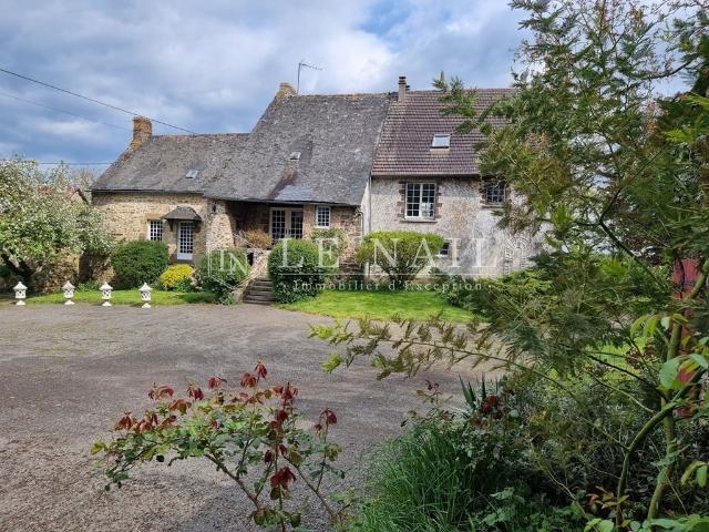 LOGIS SARTHOIS ET DEPENDANCES DANS UN BEL ENVIRONNEMENT EN PAYS