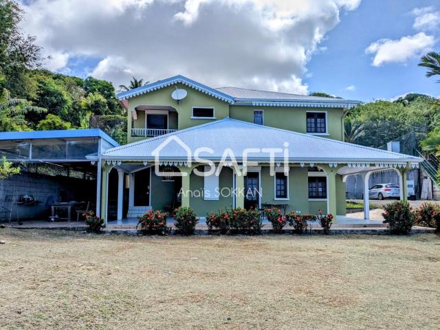 Villa traditionnelle avec vue sur mer et court de tennis privé