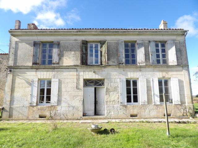 Maison charentaise R+1 non mitoyenne avec garage, cave et jardin
