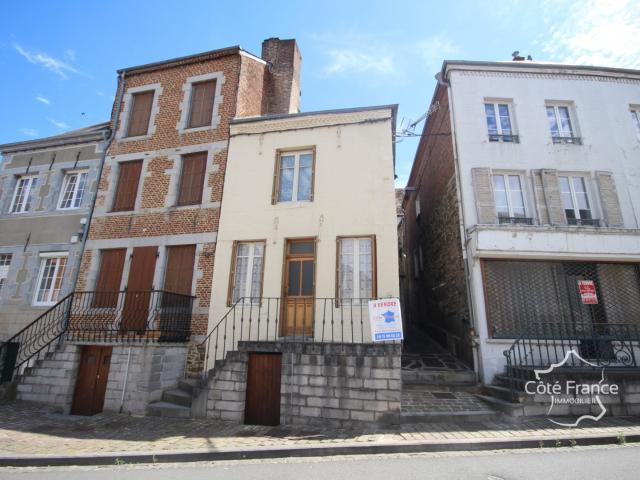 FUMAY Maison à rénover en centre ville. A 30 min de Charleville