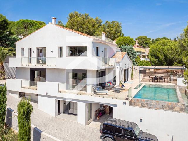 Cassis Propriété Contemporaine avec Vue sur le Cap Canaille