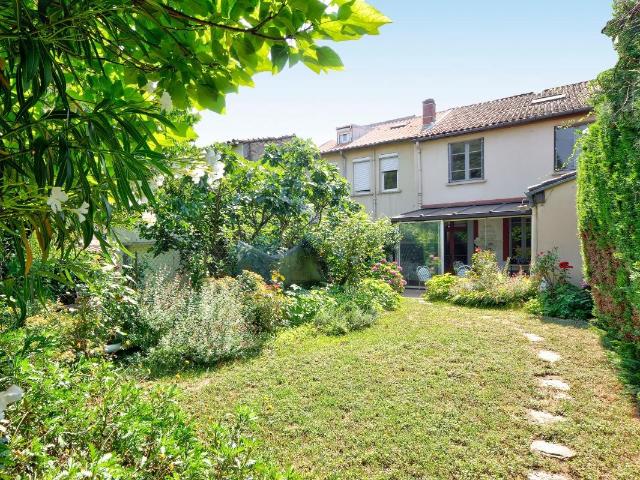 Saint Cyprien Maison T6 de 208 m2 avec jardin et cave