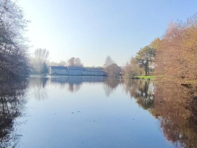 A VENDRE ENSEMBLE IMMOBILIER AVEC MOULIN A EAU À 30 MINUTES DE