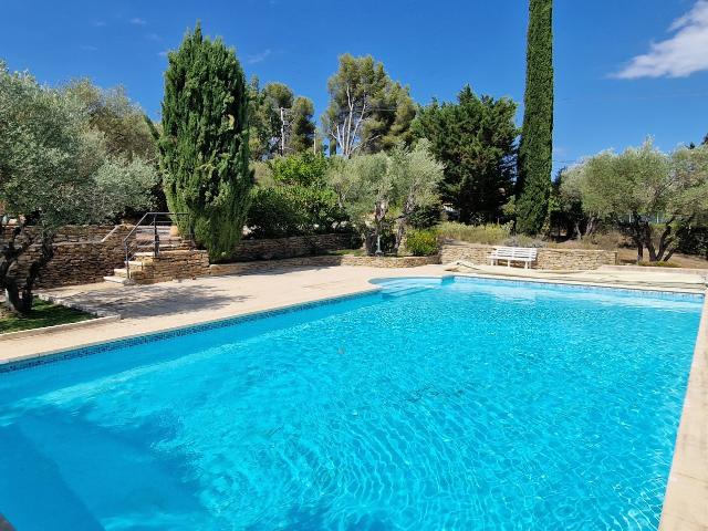 Villa de 220 m2 sur 3300 m2 de terrain avec piscine