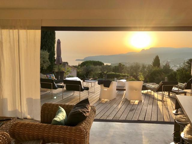 Maison à vendre 7 pièces CASSIS 13 vue mer et Calanques, piscine, jardin, garages, terrain de pétanque, dépendance