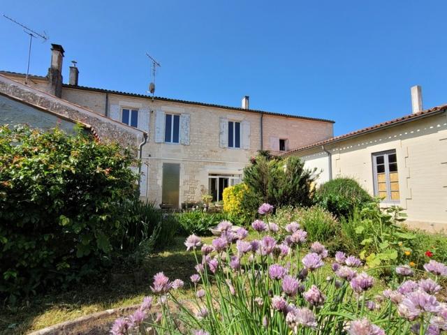 Maison avec fort potentiel + local commercial au centre de Bords
