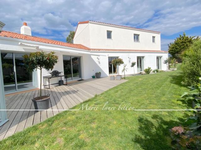Maison à vendre 7 pièces SAINT GILLES CROIX DE VIE, grande maison familiale avec piscine et sa parcelle de 2224 m2