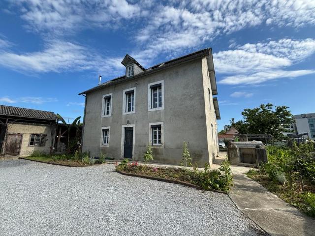 Charmant Corps de Ferme Rénové avec Grange et Hangar