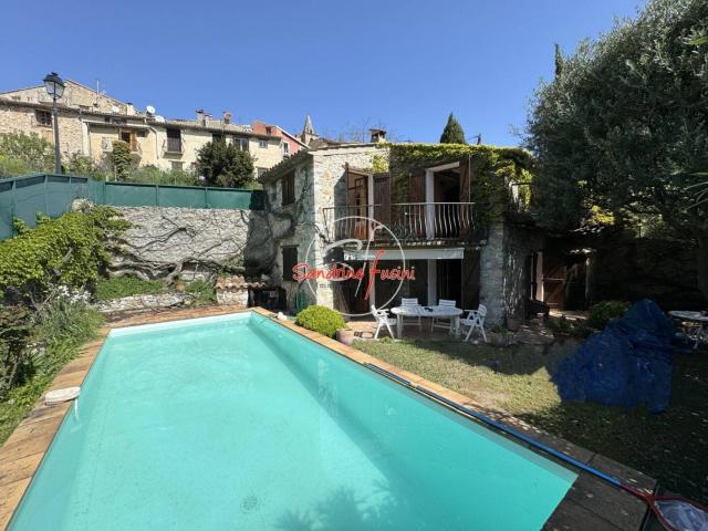 Maison de village 2 pièces individuelle avec piscine et jardin a