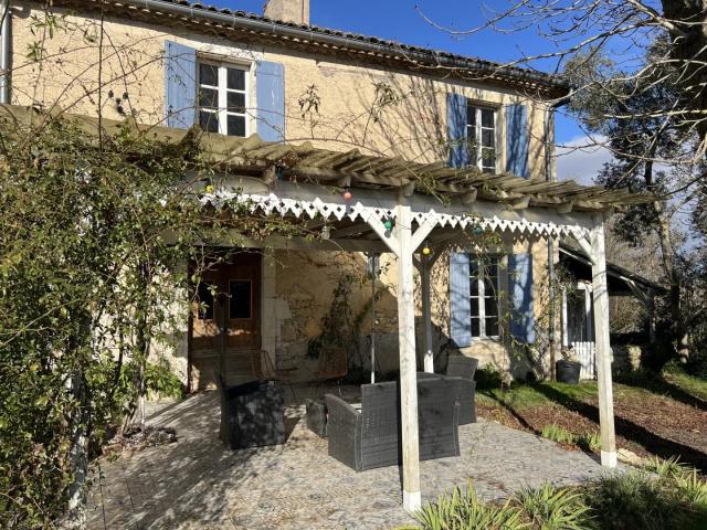 Belle propriété à rénover, isolée, sur terrain d'environ 5 ha, à