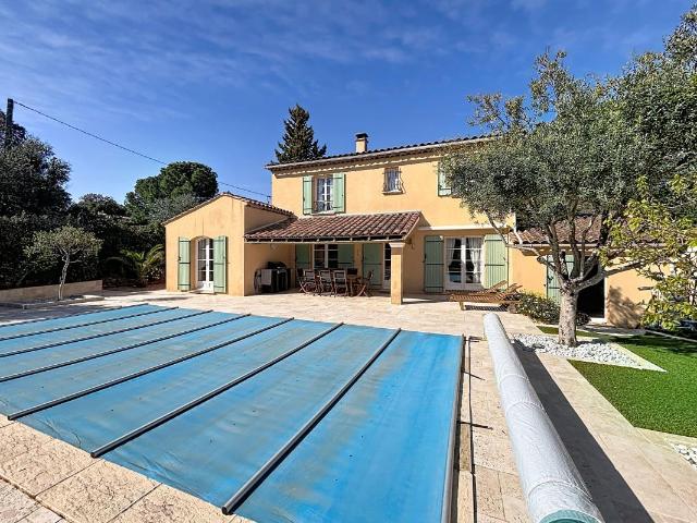Maison À Vendre 4 chambres de 120 m² avec garage, carport et piscine