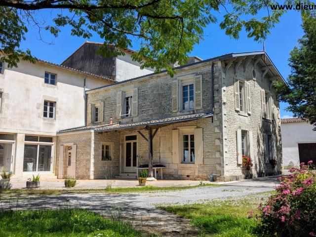 LA CRECHE MAISON du MOULIN de 179 m² Avec DEPENDANCES sur 1700 m