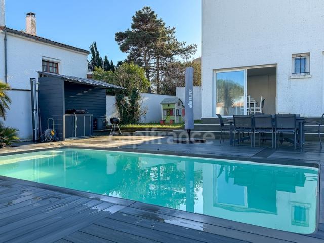 Maison à vendre 4 pièces ROYAN 17 Piscine chauffée Terrain de 375m²