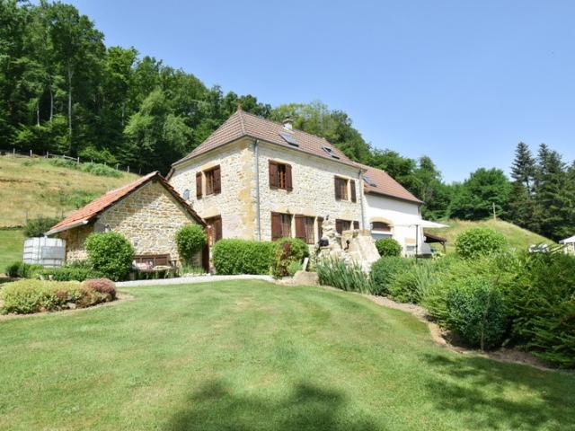 BELLE DEMEURE EN PIERRE SUR 1 HECTARE