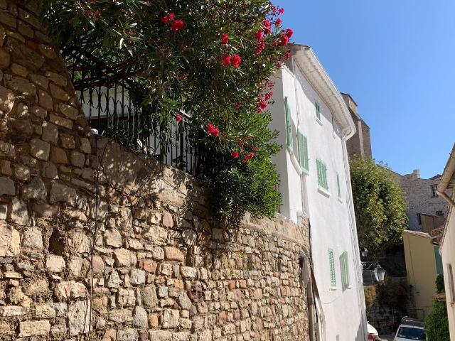 Immeuble sur les hauteurs du vieux Hyères