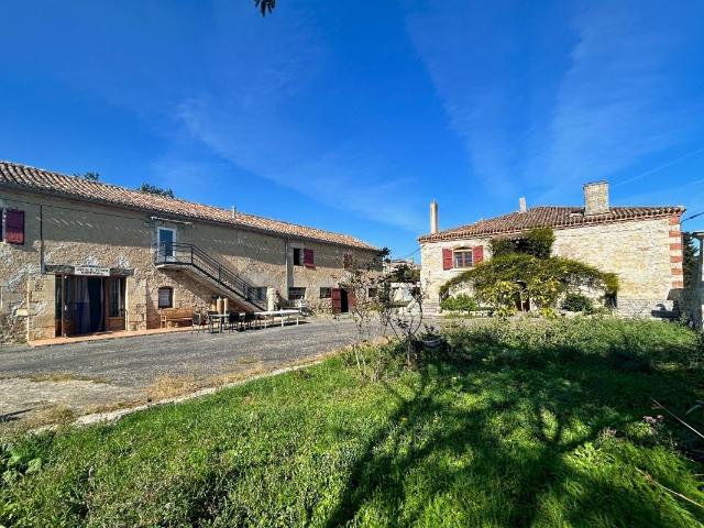Idéalement situé sur les chemins de St Jacques de COMPOSTELLE, e