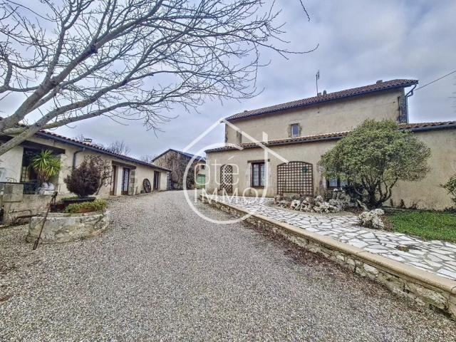 Les Leves et Thoumeyragues: Ensemble de 3 habitations avec salle