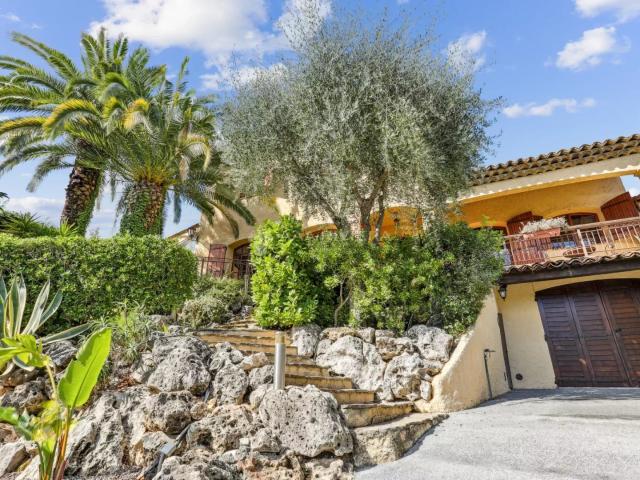 EXCLUSIVITÉ Charmante propriété provençale avec piscine et vue